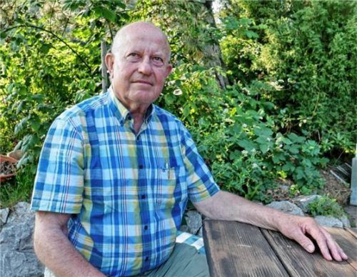 Führt in seinem Brief an die bayerische Staatsregierung schwere Geschütze gegen den Wolf auf: Ruhestandspfarrer Georg Gilgenrainer aus Rohrdorf. Foto Hötzelsperger