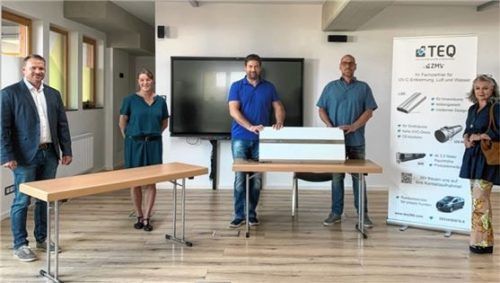 Für bessere Luft in Klassenzimmern: (von links) Flintsbachs Zweiter Bürgermeister und Vorsitzender der Parteifreien Flintsbach-Fischbach, Holger Steiner, und Sandra Rauscher-Wohnhaas (Vorsitzende des Elternbeirats der Grundschule Flintsbach) ließen sich von den örtlich ansässigen Spezialisten Carsten Kroll, Winfried Jung und Anke Ißle von der ZMV-Dienstleistung beraten.Foto Steffenhagen