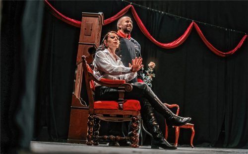 Gegenpole: Titelheldin Kerstin Turnheim als Großherzogin und Bonko Karadjov als Korporal Fritz. Foto re