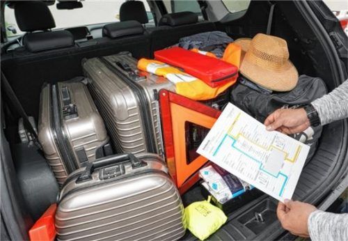 Gehört ins Urlaubsgepäck: der Europäische Unfallbericht. Foto ampnet/ HUK-Coburg