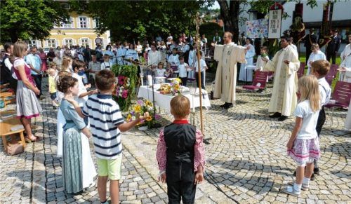 Gemeinsames Gebet im Kreise der Ministranten.