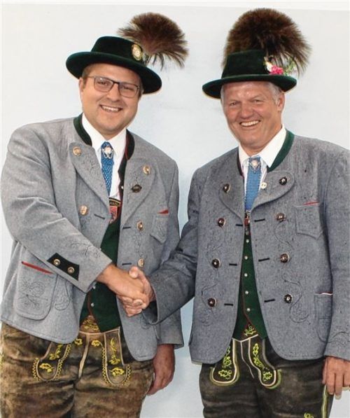 Glückwünsche nach der Wahl an den neuen Vorsitzenden der Oberlandler Thomas Schmid (links) vom scheidenden Vorsitzenden Hias Stadler. Fotos re