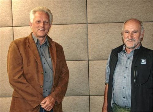 Gratulationen zum neuen Amt überbringt (von links) Bürgermeister Stefan Schneider (Grüne) dem neuen Ortsheimatpfleger Kristian Krammer. Foto Humm