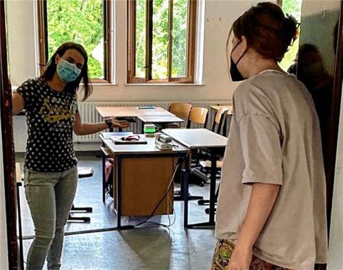 Hereinspaziert: Beim Schülersprechtag am Rosenheimer Ignaz-Günther-Gymnsium erhielten die Gymnasiasten direkte Rückmeldungen zu ihrem Leistungsstand. Foto re
