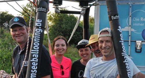 Hoben gemeinsam ab auf knapp 400 Meter Höhe: Ballon-Pilot Moritz Wieczorek (links), Gewinnerin Stefanie Riebe (Dritte von links) und ihre Begleiter Martina Ahammer, Michael Riebe und Sepp Ampl. Während der Ballonfahrt galt die FFP2-Maskenpflicht, lediglich für das Foto wurden diese abgenommen.Fotos Chiemseeballooning, Robert Paula