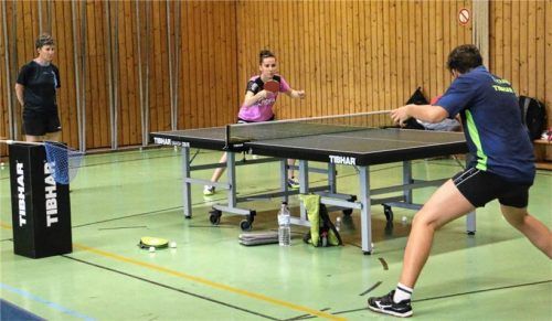 Im Bereich des Spitzensports trainieren auch Laura Tiefenbrunner sowie Luis Kraus unter Beobachtung der ehemaligen Weltklassespielerin und Trainerin Krisztina Toth regelmäßig in der Kolbermoorer Turnhalle.Fotos Gerhard Erlich