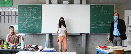 Im Klassenzimmer: (von links) Lehrer Wilfrid Abtmeier, Lehrerin Eva Gehring und Rektor Markus Rinner. Foto Riediger
