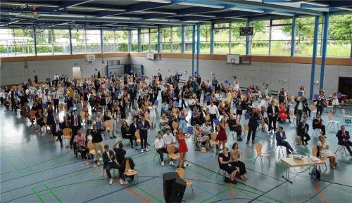 In der Dreifachturnhalle des Gymnasiums Waldkraiburg fand – wie auch im vergangenen Jahr – wegen Corona die abschlussfeier des Garser Gymnasiums statt.Foto re