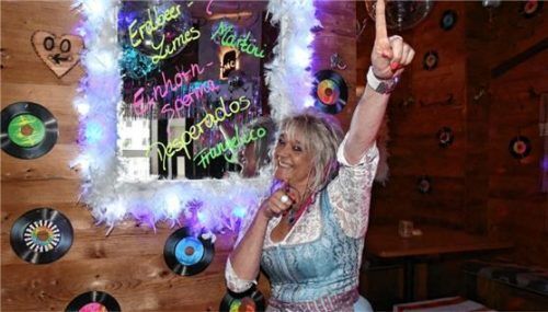 In der „Party Oim“ gibt es eine Brotzeit für die Gäste, deshalb durfte Josefine Schütz nun öffnen.