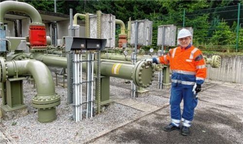 In dieser Leitung kommt das Erdgas zur Einlagerung an. Hinter Josef Frank befinden sich die Rohrleitungen, die über sieben Bohrungen in die Lagerstätte führen.