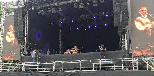 Jeder für sich, einer für alle: Heinz Rudolf Kunze warb beim Strandkorbfestival für eigene Wege und das Zusammenstehen. Foto  Honervogt