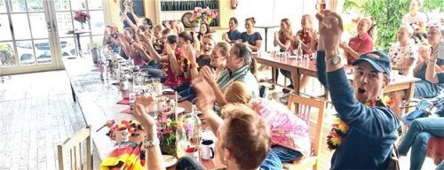 Jubel in der Piazza von Aubenhausen nach dem Goldritt von Jessica von Bredow-Werndl. Vorne rechts Bruder Benjamin Werndl. Foto Hans-Jürgen Ziegler