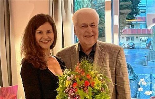 Karin Maier ist seit 20 Jahren Geschäftsführerin des SV-DJK. Bei einer kleinen Feier gab es Blumen vom Sprecher des Vorstandes Gerhard Duschl.