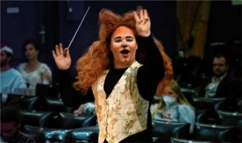 „Karneval der Tiere“ mit  „Löwe“ und Dirigent Lukas Gahabka.