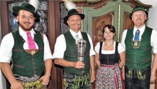 Konrad Rothlehner (Zweiter von links) überreicht den neu gestifteten Wanderpokal an die Dirndlvertreterin und die Vorplattler (von links) Sebastian Mühlhuber, Veronika Bauer und Sepp Brem.Foto re