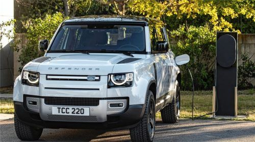 Land Rover Defender P 400e PHEV: soll in puncto Geländefähigkeiten ebenso überzeugen wie die konventionell angetriebenen Versionen. Foto ampnet/Land Rover