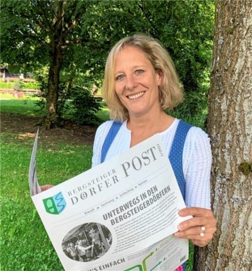 Leiterin des Achental Tourismus, Elisabeth Keihl, mit der neuen „Bergsteiger Post“.Foto  Achental Tourismus