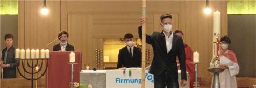 Manuel Ketterl (vorne) brachte im Firmgottesdienst stellvertretend für alle seinen Stab zum Altar. Im Hintergrund (von links) Rebecca Schrank, Michael Promberger, Mate Pater, Pfarrer Scheurenbrand und Martina Mauder. Foto Gosling