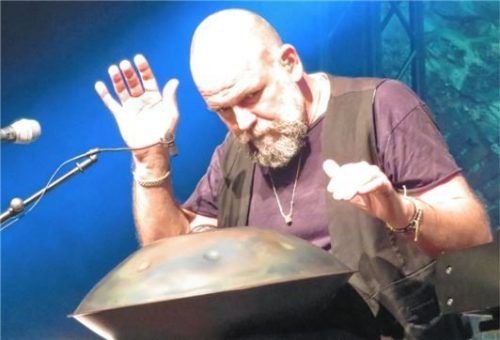 Martin Kälberer beherrscht unzählige Instrumente. Hier spielt er das „Hang“, das ein Schweizer erfand.