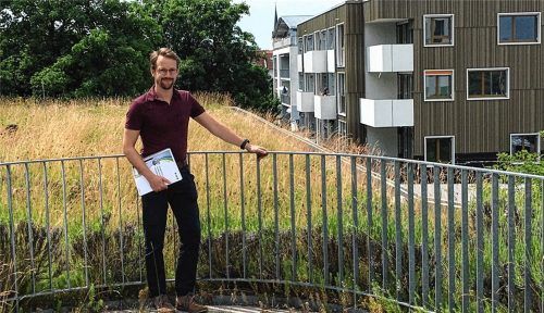Martin Roith auf dem begrünten Dach, zu dem man vom Kolbermoorer Rathaus aus gelangt. Foto Weinzierl