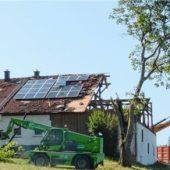 Ein Dorf räumt nach dem Unwetter auf