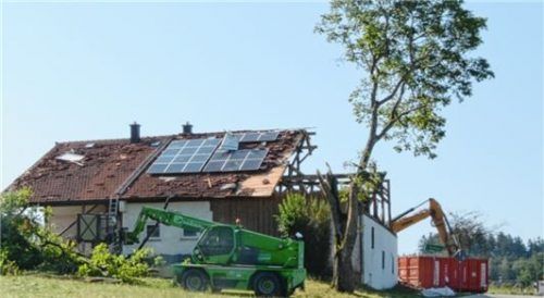 Massive Schäden an einem Hof im Weiler Hofbau. Schon am Donnerstagvormittag wurden die Dächer neu eingedeckt. Freunde und Nachbarn eilten zu Hilfe.