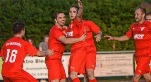 Maxi Gürtler (Bildmitte) war der überragende Akteur des Spiels. Foto Franz Ruprecht
