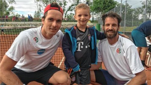 Maxi Wimmer (links) und Christopher Kas (rechts, hier mit Sohn Raphael) managen das Bundesliga-Team des TC Großhesselohe. Foto Karlheinz Kas