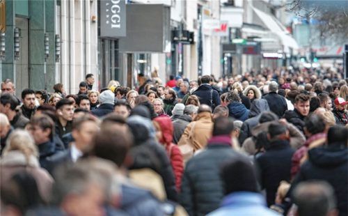 Menschenmengen, wie auf diesem Foto, entstehen immer häufiger, weil die Corona-Regeln gelockert werden. Manche Menschen überfordern diese Massen. Foto dpa