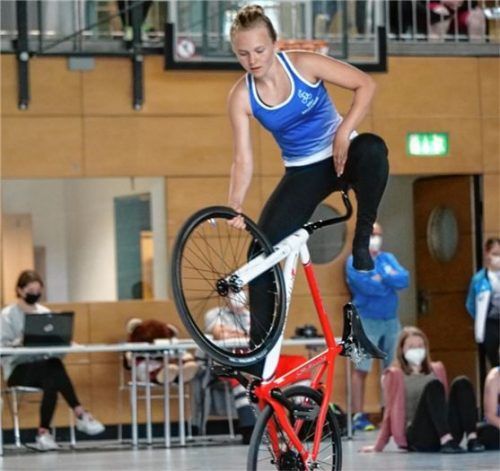 Mina Heinritzi (U15) von der Soli Bruckmühl, hier zu sehen beim Übergang in den Steuerrohrsteiger, wurde mit einer neuen persönlichen Bestleistung bayerische Meisterin und qualifizierte sich für die deutsche Schülermeisterschaft.