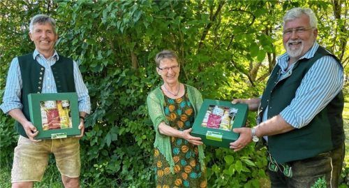 Mit einem Geschenkpaket verabschiedet Vorsitzender Sebastian Friesinger (rechts) Wolfgang Hampel und Claudia Opperer. Foto Hötzelsperger