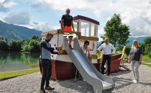Mit einer kleinen Schiffstaufe wurde das neue Spielgerät am Reifinger See übergeben. Im Bild (von links) Bürgermeister Stefan Kattari, Bauhofleiter Hans Weißenbacher, Margarete Kastner und Renate Götze von der Familienstelle sowie Jürgen Roth, Spielplatzgeräte Maier. Das neue Spielschiff kam bei der Bürgerversammlung zur Sprache. Foto .Eder