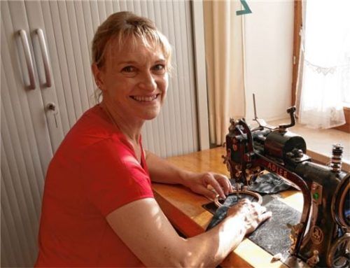 Mit einer speziellen Stickmaschine restauriert Irmgard Axmann die Stickereien auf dem Eggstätter „Himmel“.