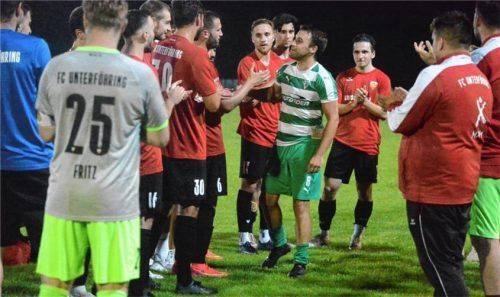 Mit viel Respekt wurde Christoph Börtschök von den Spielern und Verantwortlichen des FC Unterföhring verabschiedet.Foto Franz Ruprecht