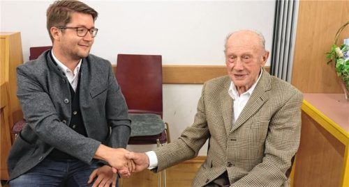 Nach 49 Jahren gibt Johann Stöttner (links) den Vorsitz des Kindergartenträgervereins an seinen Nachfolger Johannes Thusbaß ab.Foto re