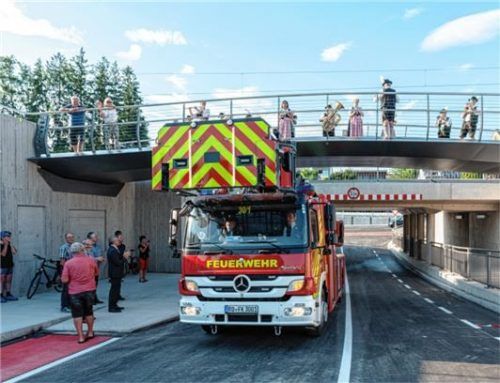 Nach dem Stadtbus durchquerte das Drehleiterfahrzeug der Feuerwehr die Unterführung. Ein Zeichen, dass die Verbindung auch die Sicherheit des Nordens erhöht.