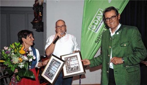 Neue Ehrenmitglieder: Franz Knarr (rechts) und seine Frau Elisabeth nehmen vom neuen Vorsitzenden Josef Müller die Urkunden entgegen. Fotos Thomae