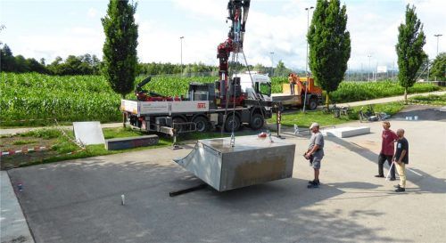 Neue Geräte für die Skater: Eine Street-Quarter-Pipe sowie ein Manual Pad wurden jetzt aufgebaut. Foto Riediger