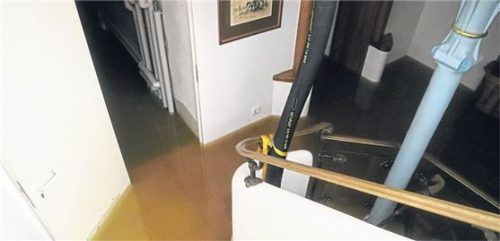 Nicht immer sind Schäden in vollgelaufenen Räumen sofort ersichtlich – Vorsicht ist geboten. Foto Benjamin Liss / dpa