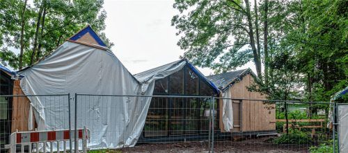 Noch müssen die Dächer der Häuschen des naturnahen Kindergartens mit Planen geschützt werden. Dank der kurzfristigen Änderung der Dachkonstruktion kann die Fertigstellung aber jetzt zeitnah erfolgen.Foto  Thomae