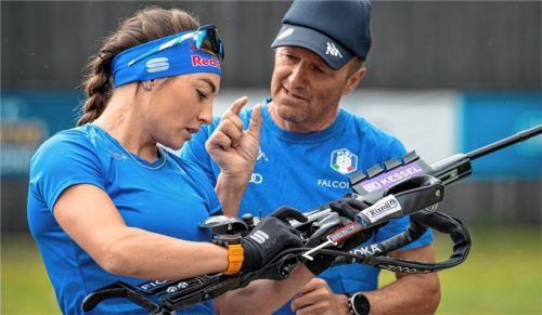 Nur so viel hat für einen optimalen Schuss gefehlt: Dorothea Wierer mit dem italienischen Biathlon-Cheftrainer Andreas Zingerle. Foto  ERNST WUKITS