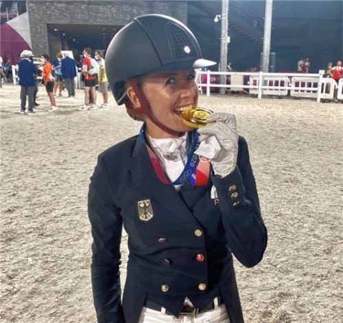 Olympia-Siegerin Jessica von Bredow-Werndl mit ihrer Einzel-Goldmedaille. Foto privat