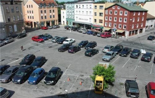 Parkplatz statt Aufenthaltsfläche: Lange Zeit hatte der Salzstadel eine andere Nutzung.