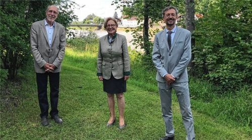 Paul Geisenhofer (links), dienstältester Leiter eines Wasserwirtschaftsamtes in Bayern, gibt die Leitung der Behörde ab. Oberbayerns Regierungspräsidentin Maria Els verabschiedete ihn und übergab das Amt an Dr. Tobias Hafner. Foto Schöne
