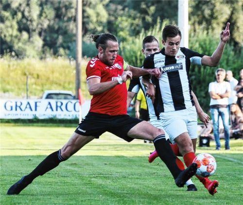 Perach-Winhörings Torschütze Leonhard Rinke (links) greift Tüßling-Teisings Nico Kastenhuber an.Foto Gabi Zucker