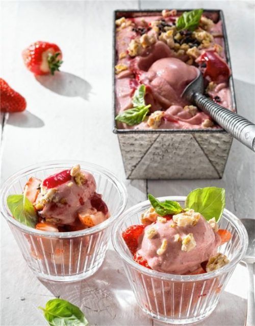 Perfekte Erfrischung: Nice-Cream mit Joghurt, Erdbeeren und Basilikum. Foto Verband der Milcherzeuger Bayern