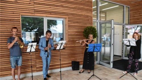 raub sport einweihung ru

„Irische Segenswünsche“ brachte das Lehrer-Bläser-Quartett Andreas Zintl, Rektor Markus Beham, Martina Kreidl und Julia Huschle (von links).