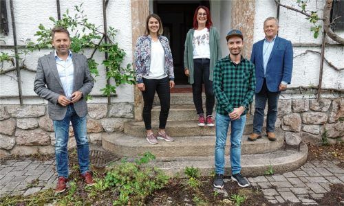Reit im Winkls Bürgermeister Matthias Schlechter, Mitarbeiterin Viola Berger, Leiterin Ulrike Duda, Mitarbeiter Peter Best und Landtagsabgeordneter Klaus Steiner (von links) inspizieren das Haus für die neue Einrichtung.Foto Hauser
