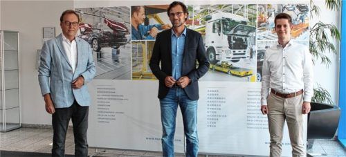 Rofa-Vorstandsvorsitzender Andreas Bauer (Mitte) beim Empfang der Vereinsvertreter der Tischtennis-Abteilung des SV-DJK Kolbermoor, Günther Lodes (links) und Christoph Kecht. Foto re