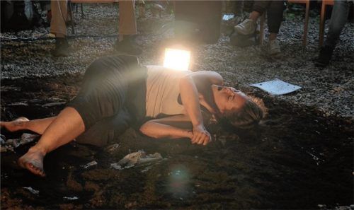 „Sacre du Musil“: Im sandigen Rund, von den Zuschauern umgeben, stellt Tänzerin Laura Kupzog eine Figur aus Musils Roman dar und interpretiert zugleich Igor Strawinskys „Le Sacre du Printemps“.Foto  Lehmann